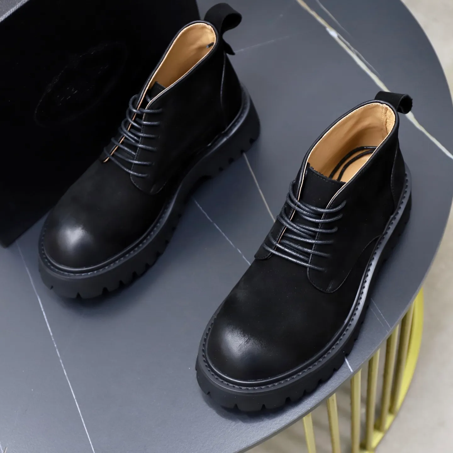 Men's shoes: 580💰🙅‍♂️🙅‍♂️🙅‍♂️ Brand: PRADA Standard code: 38-44 (45 customized) Grade: Same as the official website Material: Original high-grade high-mercerized light Comfortable and breathable pigskin lining Non-slip soft wear-resistant outsole Style category: Men's fashionable casual boots Distinguished luxury brand elements Top luxury Color: actual picture color